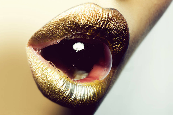 Female lips with bubble - Φωτογραφία, εικόνα