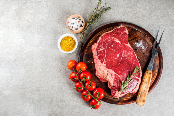 新鮮な生の肉、羊や牛のステーキ - 写真・画像
