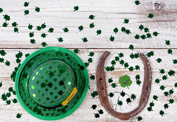 Gelukkige St Patrick Day met traditionele items op rustieke wit hout - Foto, afbeelding