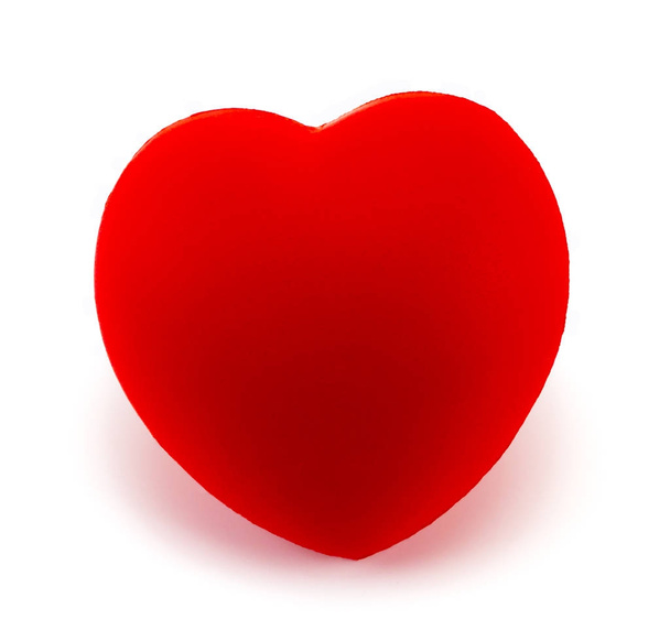 Un corazón rojo aislado sobre fondo blanco - Foto, imagen