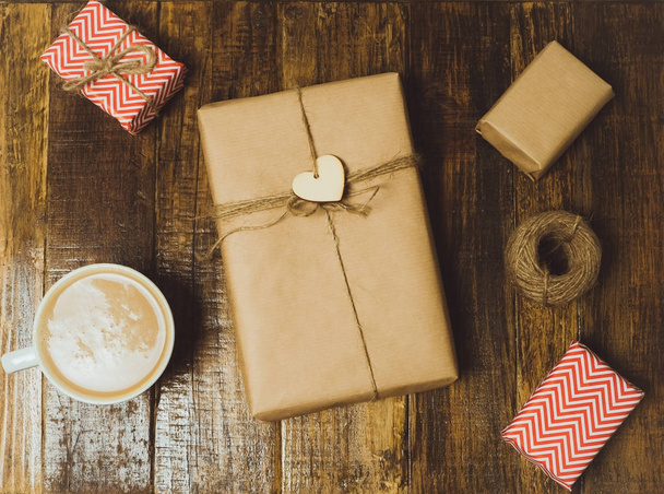 Coffee cup and  handcraft gift boxes with red heart on a wooden  - Fotoğraf, Görsel