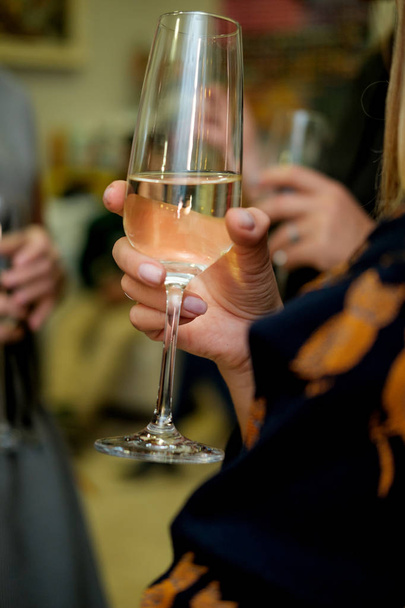 Görüntü şampanya ile gözlük tutan kadın el kadar kapatın - Fotoğraf, Görsel