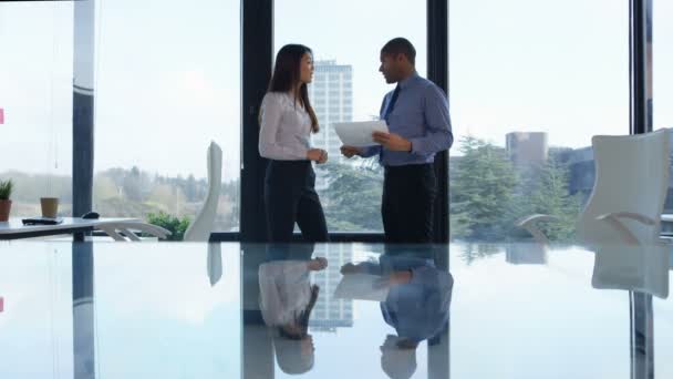 4 к бізнес чоловік і жінка обговорення документів перед великий офісний вікно - Кадри, відео