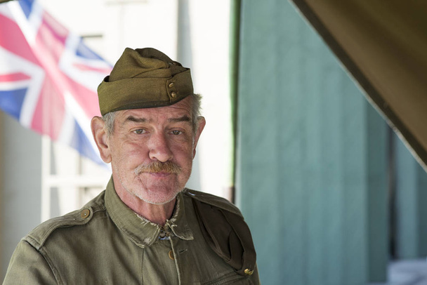 Ancien combattant des forces armées en uniforme avec drapeau britannique en arrière-plan
 - Photo, image