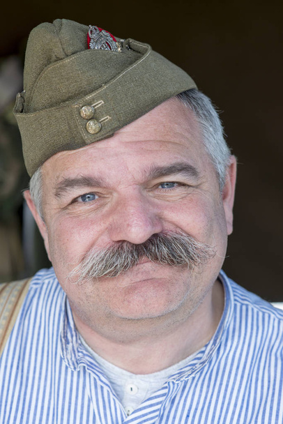 Porträt eines Mannes mit ermüdungsfarbenem Futterhut - Foto, Bild
