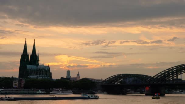 Hohenzollern Bridge en tank geleverd, Köln, Duitsland - juli 31 2017:4 k video clip van avond zonsondergang en Hohenzollern brug met tanker schepen op de rivier de Rijn, Duitsland - Video