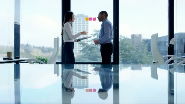 4 k επιχειρήσεων άνδρας και γυναίκα brainstorming με αυτοκόλλητες σημειώσεις στο εταιρικό γραφείο - Πλάνα, βίντεο