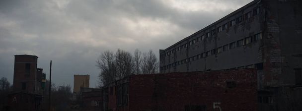 руины очень сильно загрязненного промышленного завода, промышленная серия - Фото, изображение