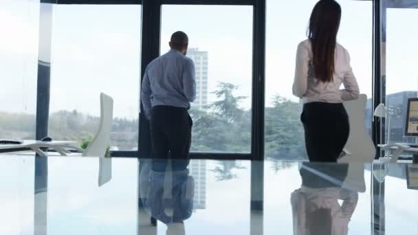 4K Hombre y mujer de negocios con café charlando delante de la gran ventana de la oficina
. - Metraje, vídeo