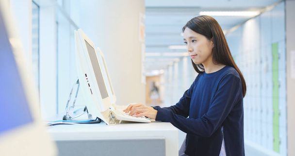 Молодой студент, работающий на компьютере в университете
  - Фото, изображение