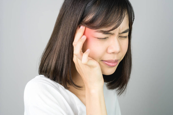La femme se touche la tête pour montrer son mal de tête. Les causes peuvent être causées par le stress ou la migraine. Ou parce que trop de travail
. - Photo, image