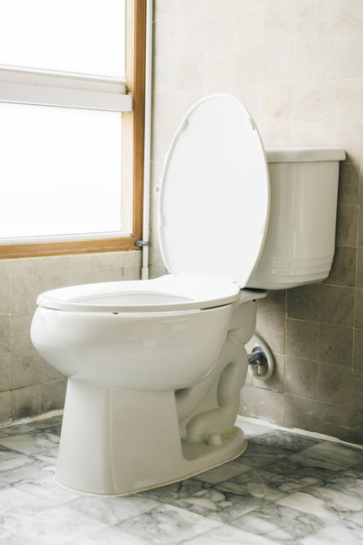 Оздоблення сидіння туалету в інтер'єрі ванної кімнати
 - Фото, зображення