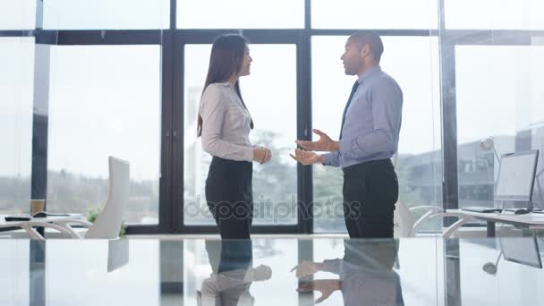 4 к бізнес чоловік і жінка в переговорів потиснути один одному руки на угоду - Кадри, відео