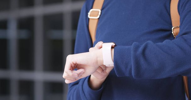 γυναίκα χρησιμοποιώντας έξυπνη ρολόι  - Φωτογραφία, εικόνα