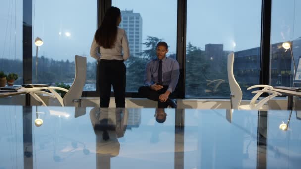 4K Business man and woman working late, chatting and looking at smartphone - Imágenes, Vídeo