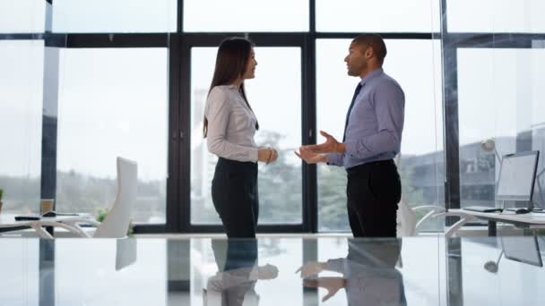 4 к бізнес чоловік і жінка в переговорів потиснути один одному руки на угоду - Кадри, відео