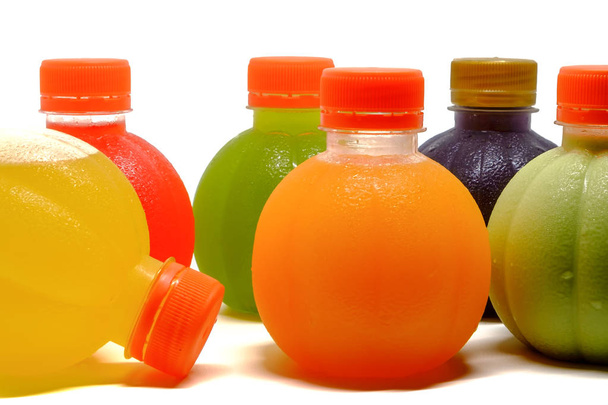 Colorido de botellas de agua dulce sobre fondo blanco para bebidas de fiesta y el concepto de bebida
 - Foto, imagen