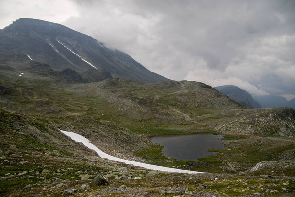Caminhadas de montanha na Noruega
 - Foto, Imagem