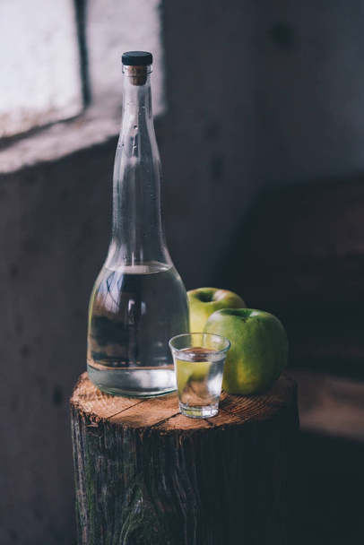 Apple brandy, rustic retro atmosphere - Фото, изображение