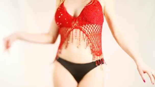 piękne młode blond kobieta tańczy w stylu orientalnym czerwony top - Materiał filmowy, wideo