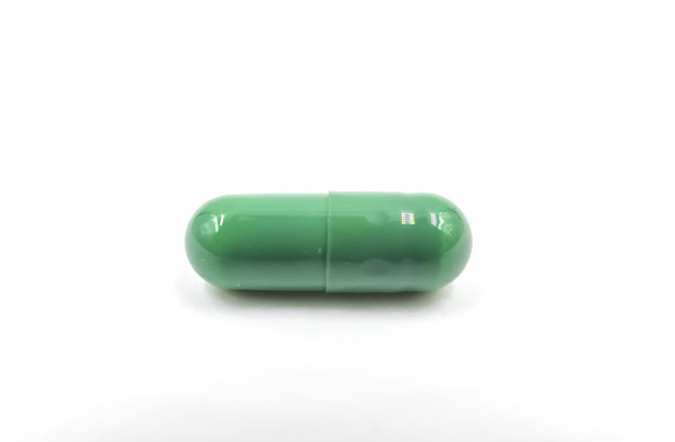 Closeup kleurrijke pillen en capsules drug op witte achtergrond van bestand met uitknippad . - Foto, afbeelding