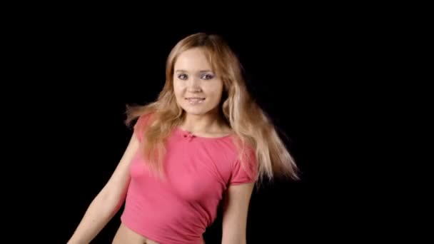 piękne młode blond kobieta tańczy w błyszczący strój - Materiał filmowy, wideo