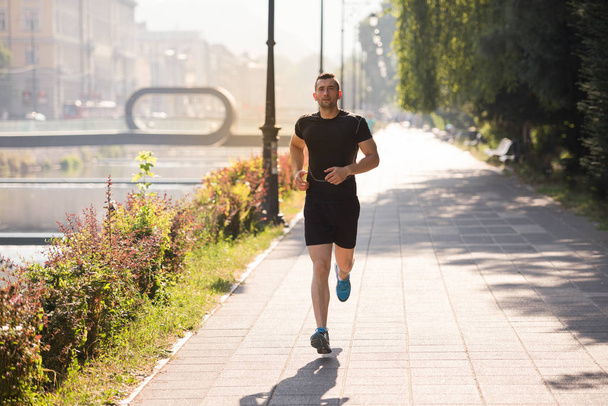 homme jogging à ensoleillé matin
 - Photo, image