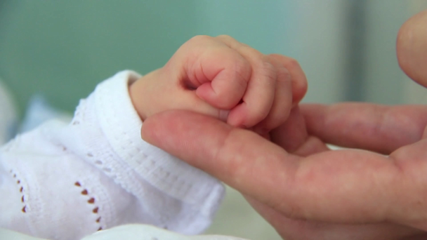Hand in Hand. Mutter und neugeborene Tochter in Geburtsklinik - Filmmaterial, Video