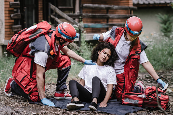 Спасательная команда помогает пострадавшим
 - Фото, изображение