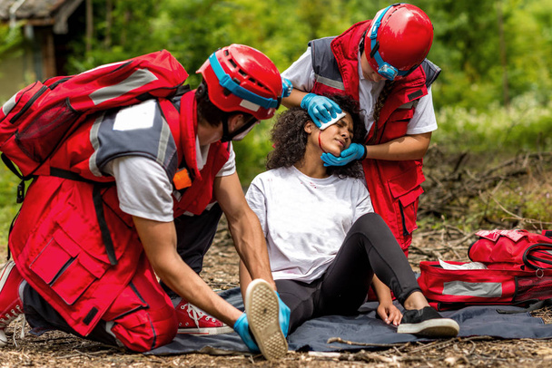 Команда порятунку допомагає постраждалим
 - Фото, зображення