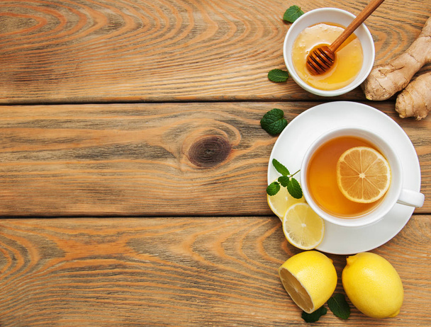 Чашка чая с лимоном и имбирем
 - Фото, изображение