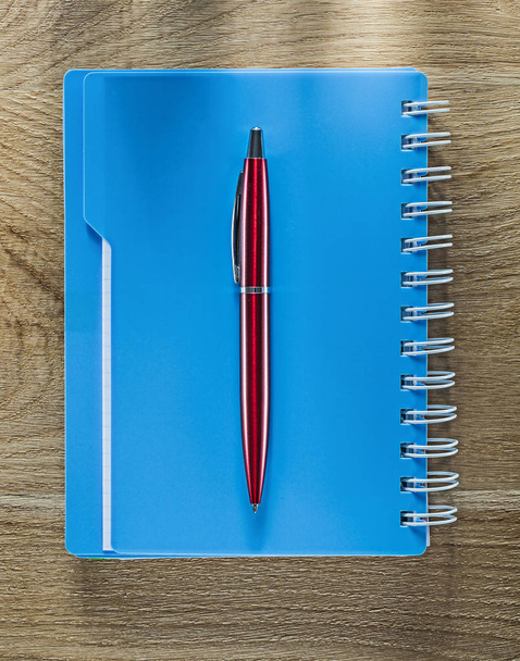Copybook spirálové pero na dřevěné desce - Fotografie, Obrázek