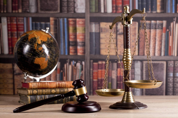 Судейский молоток и шкалы правосудия и концепция книжного фонового права. Состав символов закона и справедливости
 - Фото, изображение