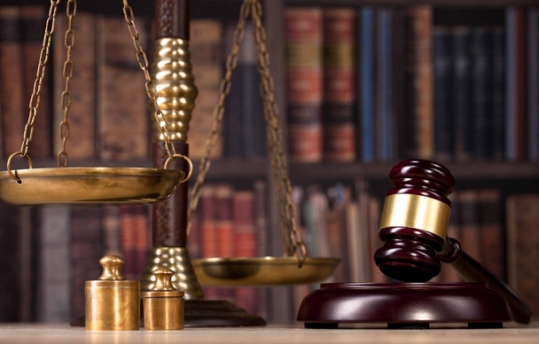 裁判官の小槌と正義と本の backgroundlaw 概念のスケール。法と正義のシンボル構成 - 写真・画像