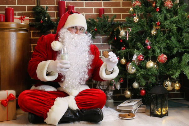 Papai Noel com presentes Árvore de Natal
 - Foto, Imagem