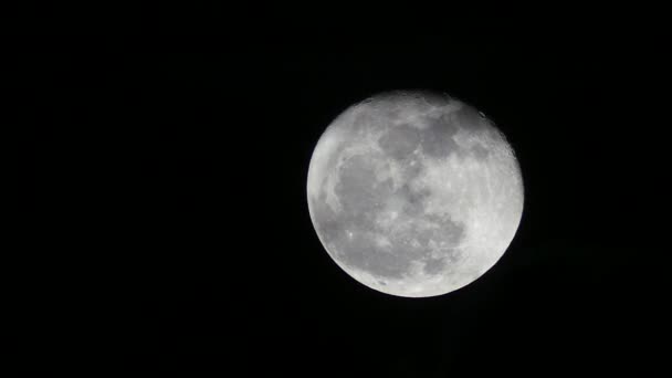 Legnagyobb teljes Hold éjszaka, a felhők - Felvétel, videó