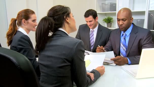 obchodní rozhovor v moderní kancelářské - Záběry, video
