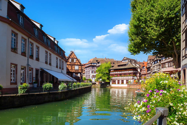 Strasbourg házak a folyó - Fotó, kép