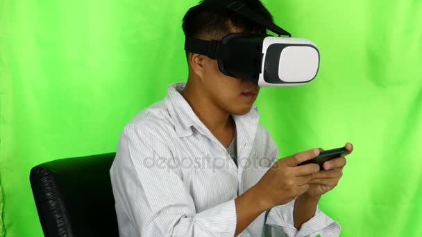 Ember a virtuális valóság szemüveg. Üzletember játszik online, 3d-ben. A személy a technológiát használja a játék online, - Felvétel, videó