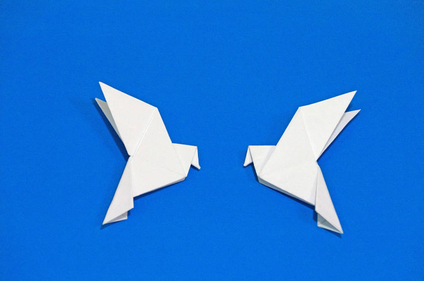Origami holubi izolované na modrém pozadí. - Fotografie, Obrázek