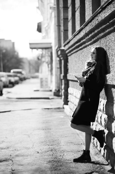 Czarno-białe zdjęcie młodej dziewczyny na spacerze - Zdjęcie, obraz