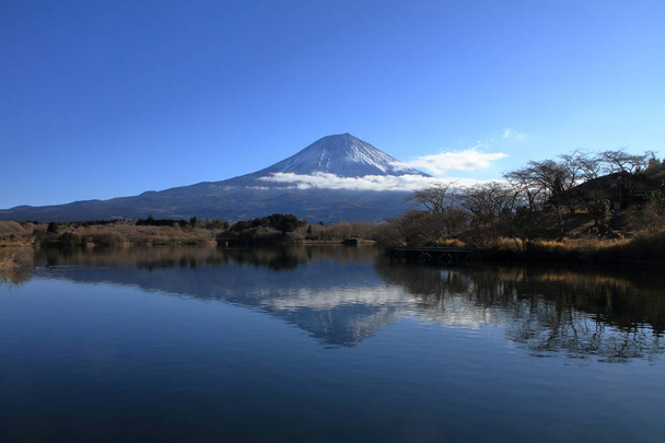 imagem invertida de Mt. Fuji, vista do lago Tanuki, Shizuoka, Japão (inverno
) - Foto, Imagem