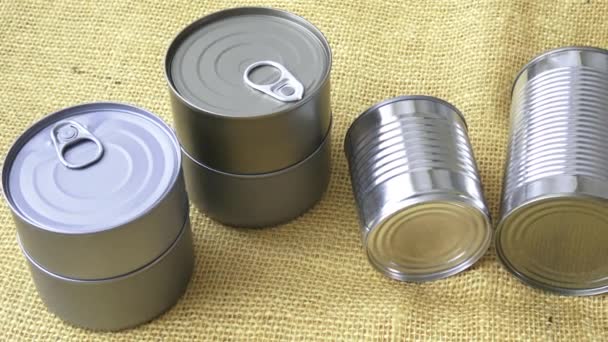Conservas en latas sobre el yute amarillo
 - Imágenes, Vídeo