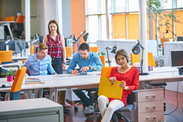 Start-up-Unternehmensgruppe arbeitet täglich an modernen Coworking-Büroflächen - Foto, Bild