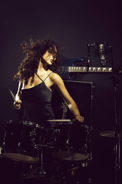 mujer tocando la batería - Foto, Imagen