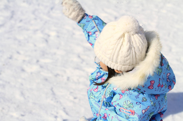 Ιαπωνικό κορίτσι έχει χιονόμπαλα αγώνα (3 χρονών) - Φωτογραφία, εικόνα