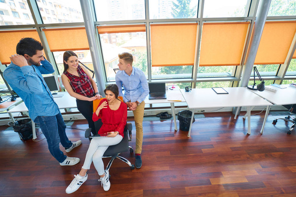 Startup business people grupo de trabajo diario en el espacio moderno de coworking oficina
 - Foto, imagen