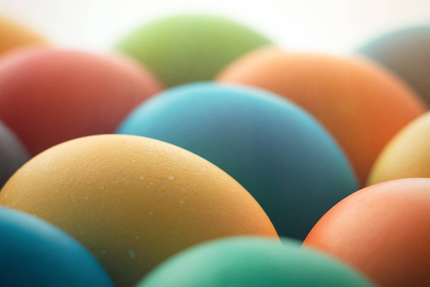 Velikonoční koncepce malované vejce na bílém stole pro dovolenou s plac - Fotografie, Obrázek