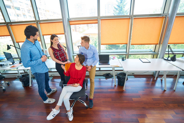Start-up-Unternehmensgruppe arbeitet täglich an modernen Coworking-Büroflächen - Foto, Bild