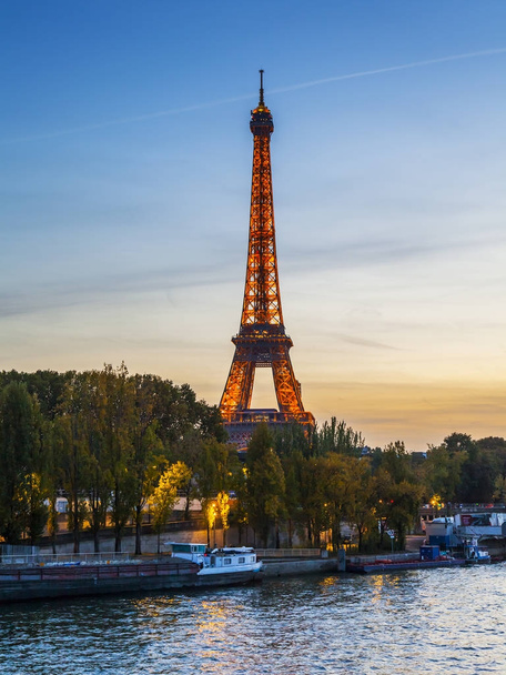 PARIS, FRANCE, on October 30, 2017. Night illumination lights the Eiffel Tower  - 写真・画像